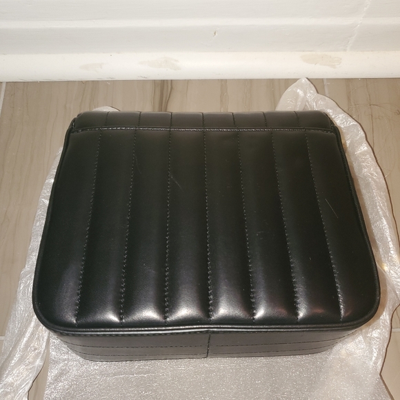 Medium Vicky YSL Monogram lambskin chain bag - Picture 8 of 9